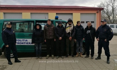 Caraş-Severin: 28 de irakieni, între care cinci copii, prinşi după ce au intrat în ţară din Serbia, cu intenţia să ajungă în vestul Europei