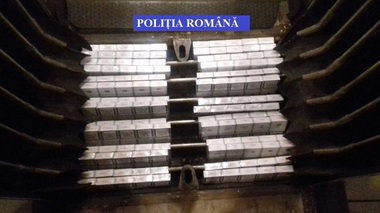 Timişoara: Ţigări de contrabandă ascunse în podeaua unui tren care circula între România şi Serbia
