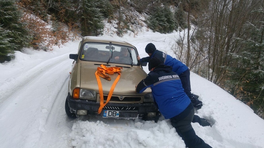 Doi turişti care au vrut să coboare din Bucegi cu maşina şi au rămas blocaţi în zăpadă au fost ajutaţi de jandarmii dâmboviţeni - FOTO, VIDEO