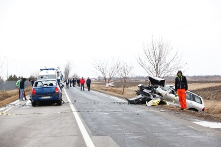 Un mort şi trei răniţi, în urma unui accident pe DN 2 B Buzău - Brăila. Traficul rutier în zonă este complet blocat - FOTO