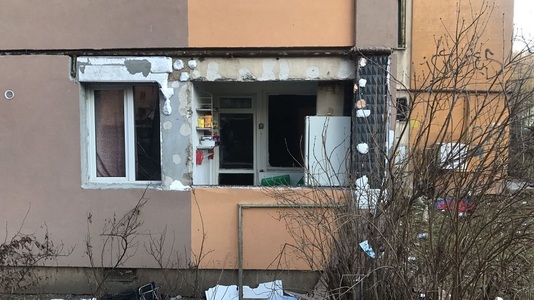Explozie într-un bloc de garsoniere din Braşov din cauza unei acumulări de gaze. Femeia aflată în locuinţă a suferit un atac de panică. VIDEO