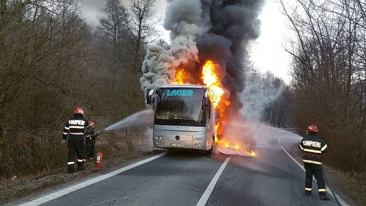 Un autocar în care se aflau 17 pasageri a luat foc între Reşiţa şi Caransebeş. Oamenii au ieşit din maşină când au simţit miros de fum - FOTO