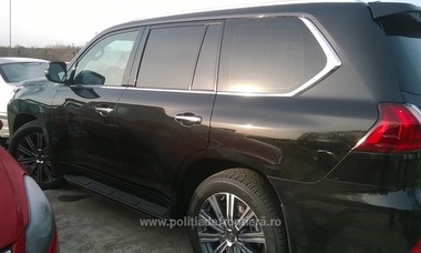Autoturism marca Lexus în valoare de 160.000 euro căutat de către autorităţile din Rusia, descoperit de poliţiştii de frontieră de la Petea