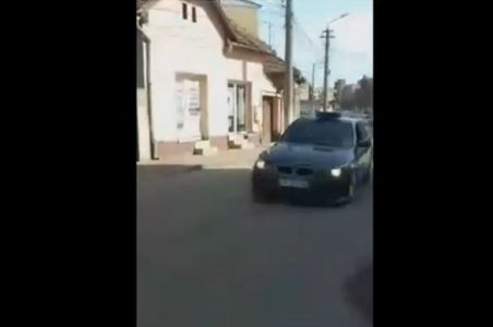 Maşină cu sirenă şi girofar, neautorizată, filmată în timp ce circula pe o stradă din Lugoj. VIDEO