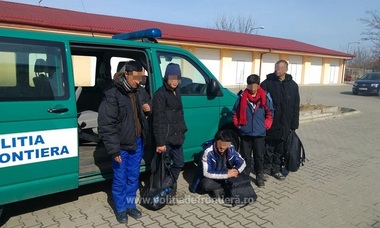 Timiş: Cinci pakistanezi, între care doi copii, prinşi de poliţiştii de frontieră după ce au intrat în ţară din Serbia - FOTO/VIDEO