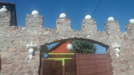 Anchetă a Poliţiei după ce au fost trase patru focuri de armă în fereastra casei unui cunoscut interlop arădean - FOTO