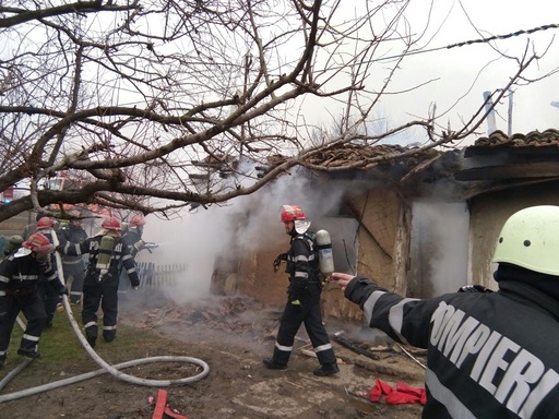 Constanţa: Un copil de trei ani a murit, iar mama acestuia şi un bebeluş au fost răniţi, în urma unui incendiu izbucnit în locuinţa lor - FOTO/VIDEO