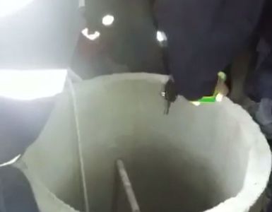 Prahovean scos teafăr de către pompieri dintr-o fântână unde a alunecat în timp ce încerca să o cureţe. VIDEO