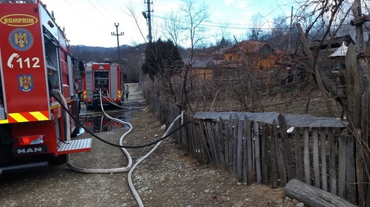 Vâlcea: O bătrână şi fiul ei au murit în urma unui incendiu care le-a cuprins locuinţa; focul s-a extins la o casă învecinată