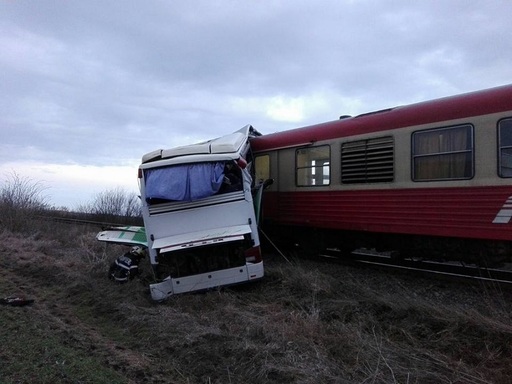Un autocar în care se aflau şase persoane a fost lovit de un tren, în judeţul Timiş - FOTO