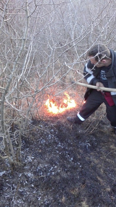 Sibiu: Pompierii au intervenit sâmbătă pentru stingerea a 18 incendii de vegetaţie uscată; într-un caz focul a cuprins şi două anexe gospodăreşti şi un autoturism