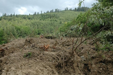 Galaţi: Alunecarea de teren de la Izvoarele a avansat cu încă 22 de centimetri. Autorităţile au decis să semnalizeze zona cu bandă