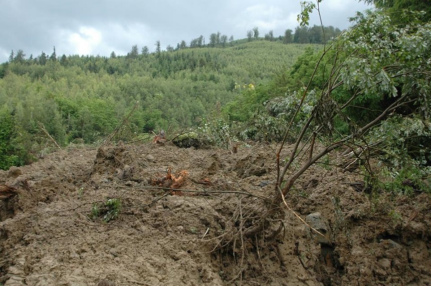 Galaţi: Alunecarea de teren de la Izvoarele a avansat cu încă 22 de centimetri. Autorităţile au decis să semnalizeze zona cu bandă