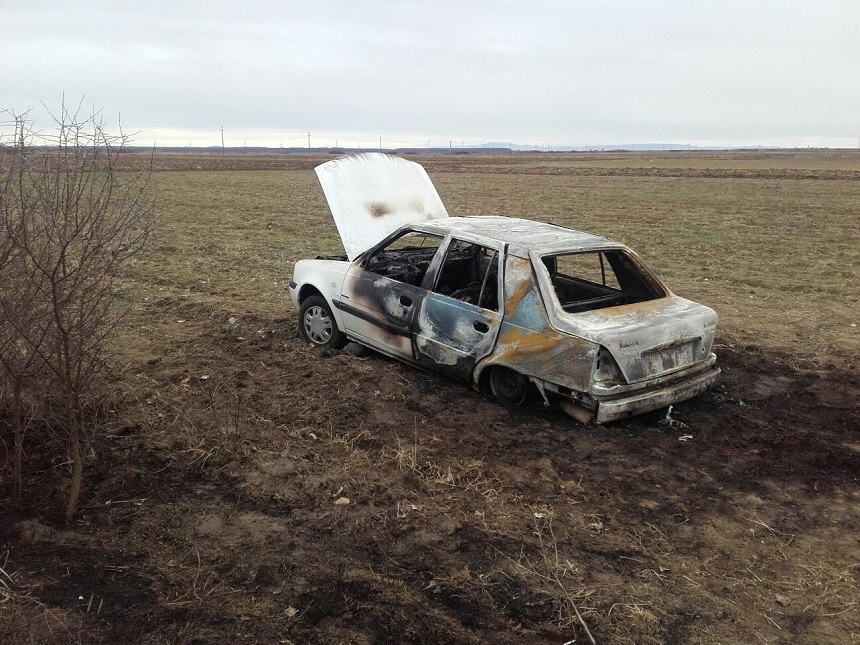 Bărbat găsit carbonizat într-o maşină care ardea pe un câmp din judeţul Arad; procurorii fac cercetări - FOTO