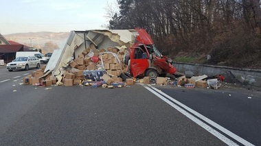 Vâlcea: Traficul pe DN 7, parţial blocat după ce o dubă cu marfă a derapat iar încărcătura s-a împrăştiat pe şosea