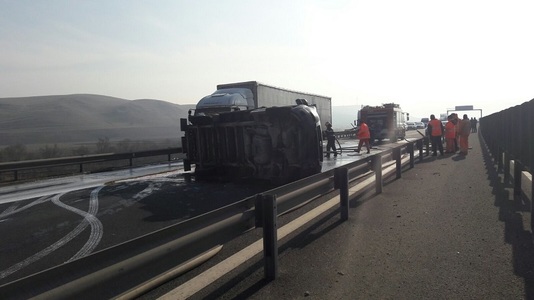 Un TIR încărcat cu vopsea lavabilă s-a răsturnat pe autostrada Sibiu-Deva, existând scurgeri pe şosea; traficul este îngreunat