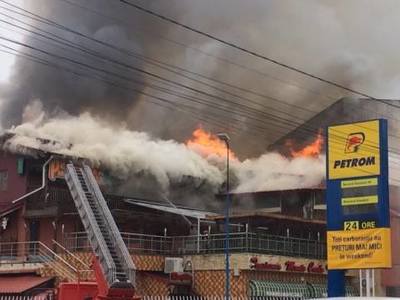 Incendiu la o pensiune din Focşani; locatarii din blocurile din apropiere au fost evacuaţi