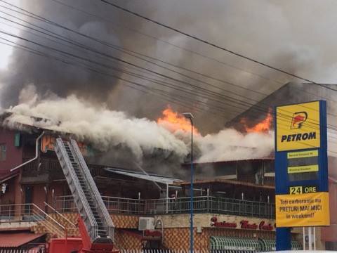 Incendiul izbucnit la o pensiune din municipiul Focşani s-a extins şi la acoperişul unui bloc din imediata apropiere - VIDEO