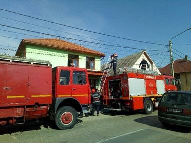 Incendiu la o grădiniţă din judeţul Bistriţa-Năsăud, aproximativ 60 de copii şi trei educatoare reuşind să iasă din unitate - FOTO