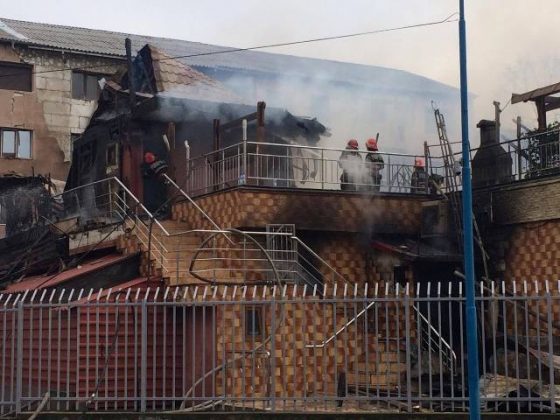 Focul care a cuprins blocul din imediata apropiere a pensiunii din Focşani în care a izbucnit un incendiu a fost stins