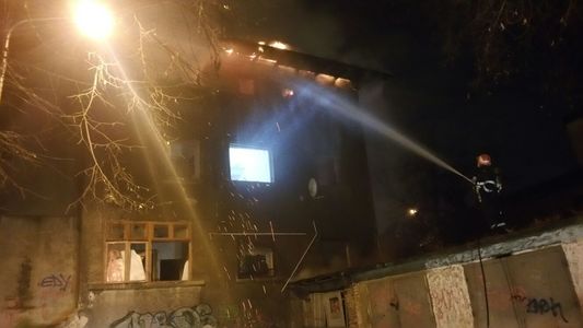 Incendiu în comuna ilfoveană Roşu. Ard acoperişurile a două case şi un garaj