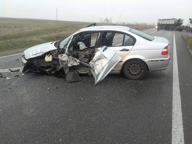 Olt: Două persoane, rănite în urma unui accident în care au fost implicate un autoturism şi un autocar cu muncitori - FOTO