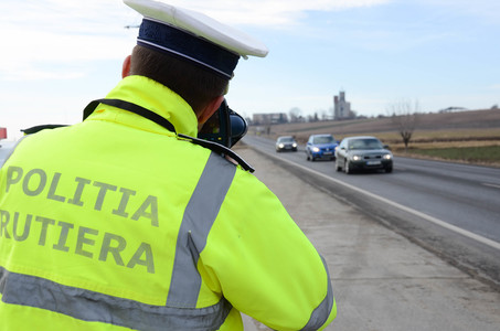 Bărbat prins când conducea cu 240 de kilometri pe oră pe A3 Bucureşti - Ploieşti; în total cinci şoferi au fost amendaţi, în câteva ore, pentru viteză excesivă pe autostradă