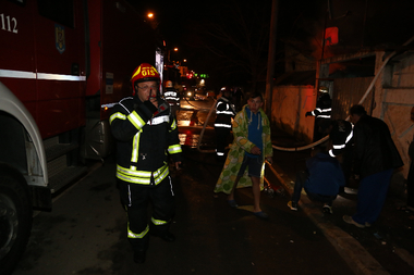 Incendiu la periferia Capitalei: patru case au ars, alte două au fost afectate uşor - FOTO