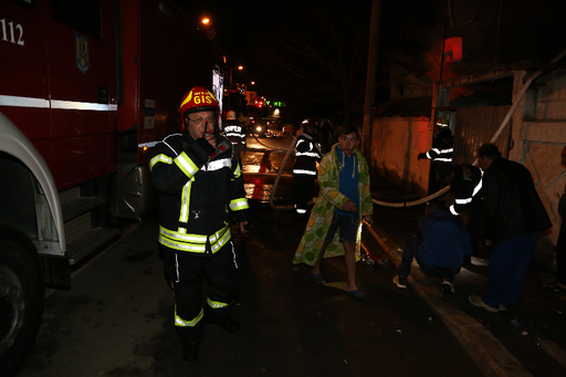 Incendiu la periferia Capitalei: patru case au ars, alte două au fost afectate uşor - FOTO