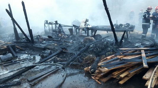 Prahova: Incendiu la un depozit de lemne. Focul a distrus un gater, birouri şi mai multe materiale - FOTO