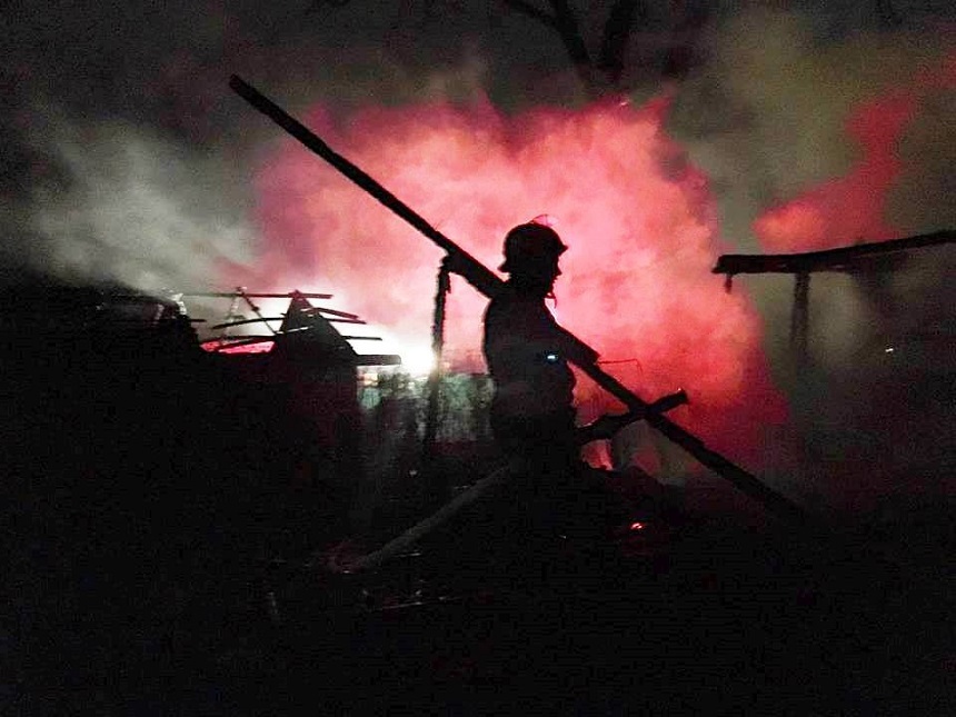 Incendiu în campingul Ştrandului Neptun din Arad, două cabane fiind distruse; focul ar fi fost pus intenţionat, iar Poliţia face o anchetă - FOTO