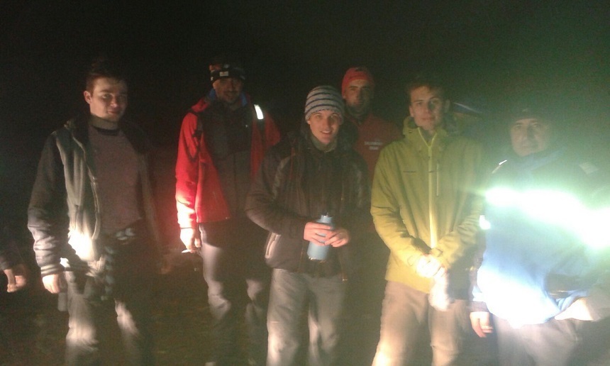 Braşov: Cei trei turişti care s-au rătăcit în Munţii Bucegi au fost coborâţi în siguranţă de pe munte - FOTO