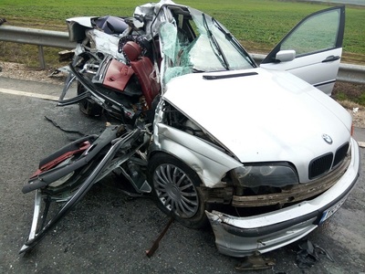 Teleorman: Două persoane au murit după ce autoturismul în care se aflau s-a izbit de o maşină de gunoi