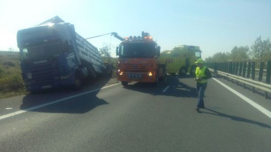 Timiş: Circulaţie întreruptă între Timişoara şi Vama Moraviţa, după ce un TIR încărcat cu frigidere s-a răsturnat pe şosea