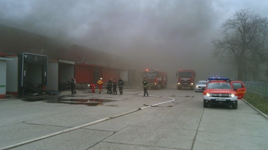 Incendiul de la fabrica de mezeluri din Bacău, lichidat după o intervenţie de 18 ore - FOTO