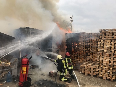 Incendiu la un depozit de europaleţi din Braşov, un angajat fiind rănit; cauza izbucnirii focului - o instalaţie electrică improvizată