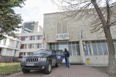 Unul dintre cei doi angajaţi ai Centrului de Transfuzii Sangvine Craiova duşi la audieri, prins când primea 200 lei pentru a facilita furnizarea de sânge unui pacient