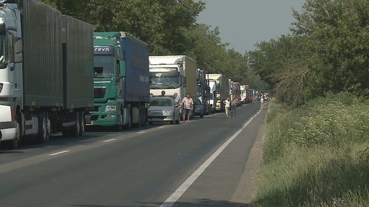 Coloane de camioane la principalele puncte de frontieră cu Ungaria, în urma restricţiei impuse de autorităţile din ţara vecină