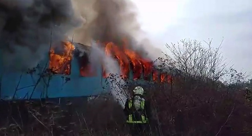 Incendiu în Gara de Nord din Timişoara, la un vagon de tren dezafectat; pompierii intervin cu cinci autospeciale