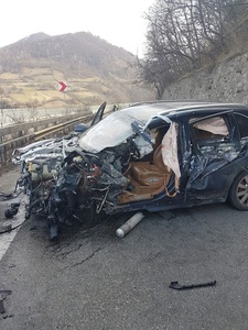 Traficul rutier şi feroviar pe Valea Oltului este blocat, din cauza unui accident în care au fost implicate trei autovehicule - FOTO/ VIDEO