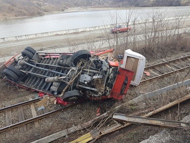 Traficul rutier pe Valea Oltului, blocat în urma unui accident cu trei autovehicule, reluat pe un singur sens, alternativ