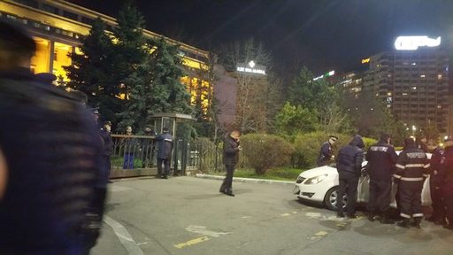 O maşină a intrat într-o poartă din faţa Guvernului, după ce a trecut printre protestatarii aflaţi în zonă - UPDATE