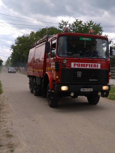 Un TIR încărcat cu zece tone de haine second-hand a ars complet pe DN6, la graniţa între judeţele Dolj şi Olt