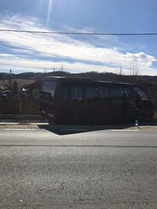 Un autocar cu 30 de persoane a ajuns într-un şanţ, după ce şoferul a încercat să evite impactul cu alt autovehicul