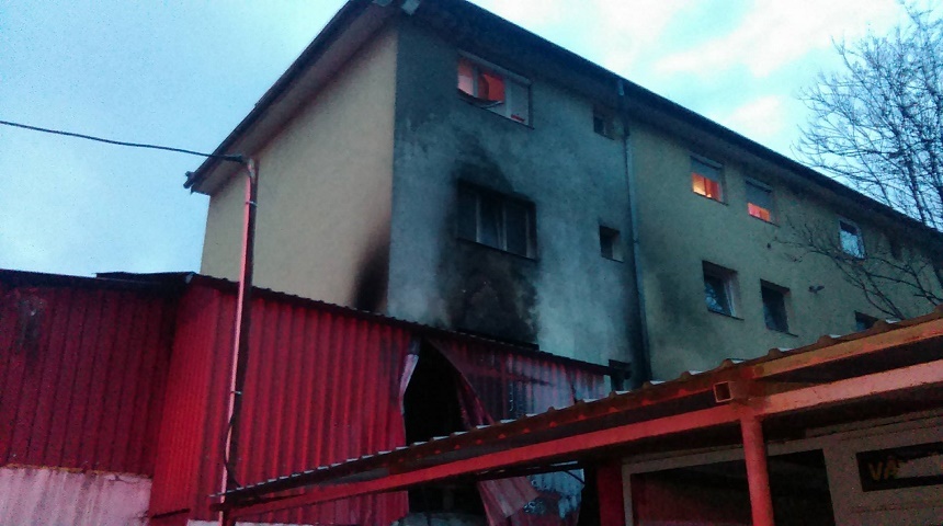 Bloc evacuat la Arad după ce a fost cuprins de un incendiu izbucnit de la un magazin învecinat