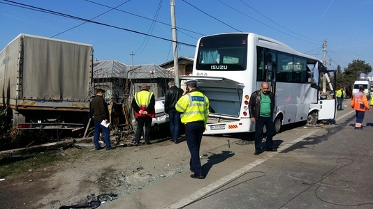 Şase dintre cele opt persoane rănite grav în accidentul de pe DN1, angajate ale Therme Bucureşti; microbuzul implicat nu este al companiei