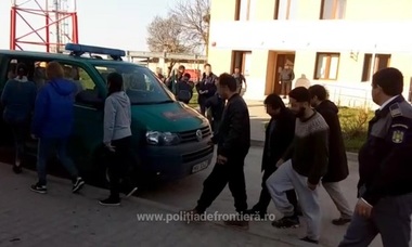 Timiş: Şase iranieni şi patru afgani, prinşi de poliţiştii de frontieră când încercau să intre ilegal în ţară din Serbia - VIDEO
