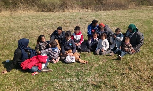 Paisprezece migranţi din Yemen, Irak si Siria, între care nouă copii, depistaţi la frontiera cu Serbia în timp ce încercau să intre în ţară - VIDEO