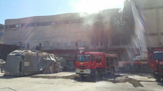 Incendiu într-un depozit în care se află mase plastice, pe Strada Valea Cascadelor din Capitală/Foto: ISU Bucureşti-Ilfov