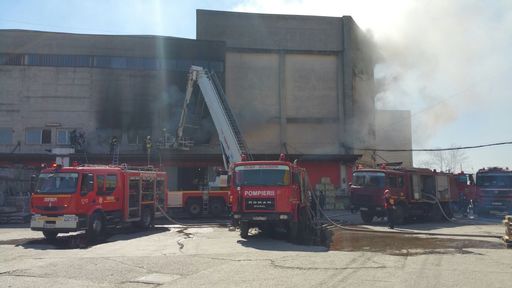 Incendiul izbucnit într-un depozit în care se aflau mase plastice, pe Strada Valea Cascadelor din Capitală, a fost stins